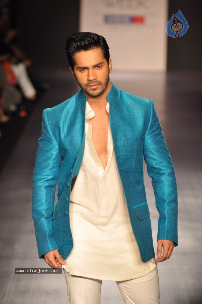 Celebs Walks the Ramp at LFW Summer Resort 2013 - 49 / 186 photos