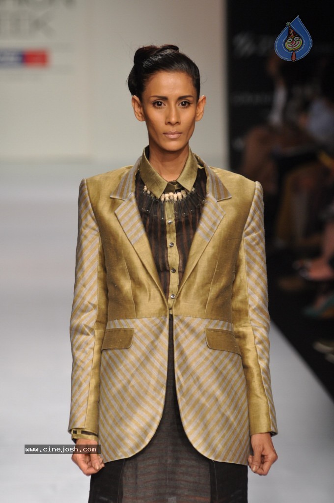 Celebs Walks the Ramp at LFW Summer Resort 2013 - 71 / 186 photos