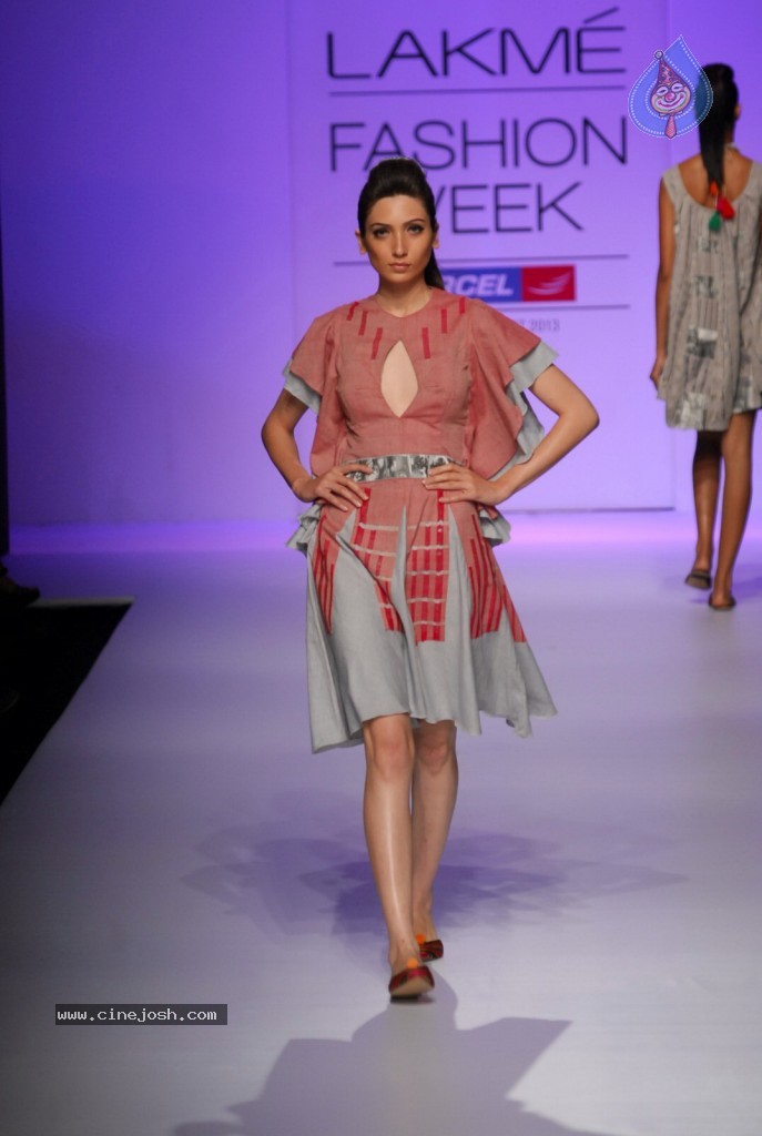 Celebs Walks the Ramp at LFW Summer Resort 2013 - 97 / 186 photos