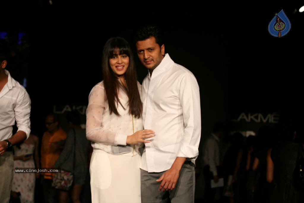 Celebs Walks the Ramp at LFW Summer Resort 2014 - 65 / 101 photos