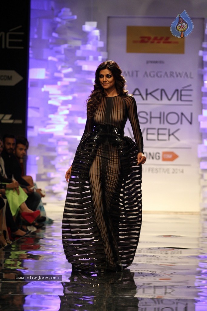 Celebs Walks the Ramp at LFW Winter Festive 2014 - 34 / 117 photos