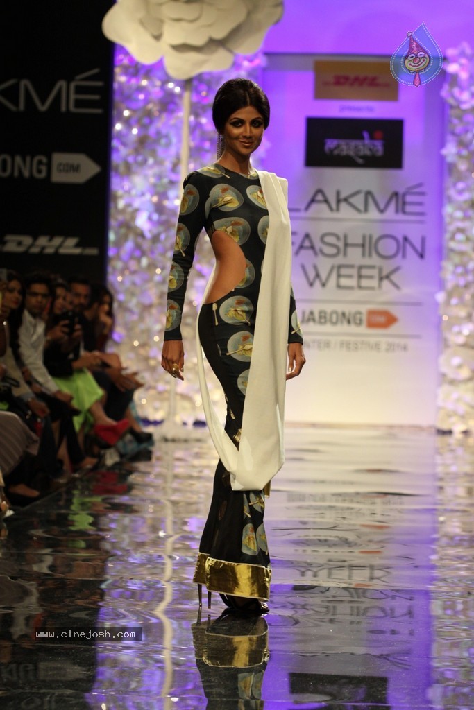 Celebs Walks the Ramp at LFW Winter Festive 2014 - 42 / 117 photos