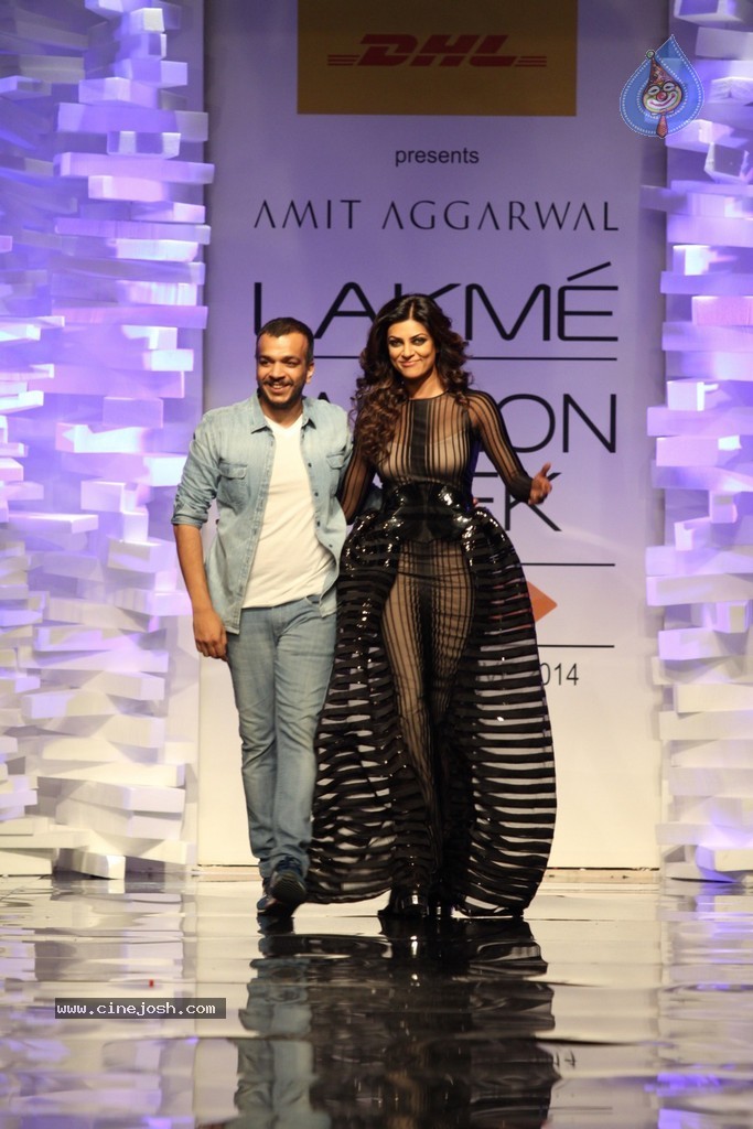 Celebs Walks the Ramp at LFW Winter Festive 2014 - 46 / 117 photos