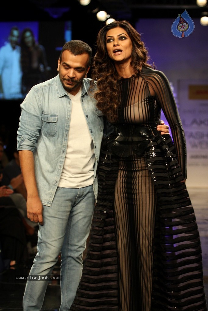 Celebs Walks the Ramp at LFW Winter Festive 2014 - 61 / 117 photos