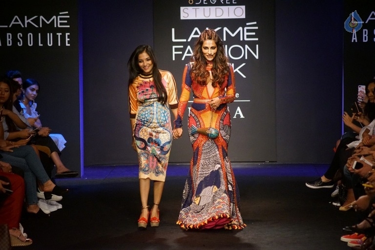 Chitrangada Singh Walks the Ramp at LFW 2017 - 10 / 27 photos