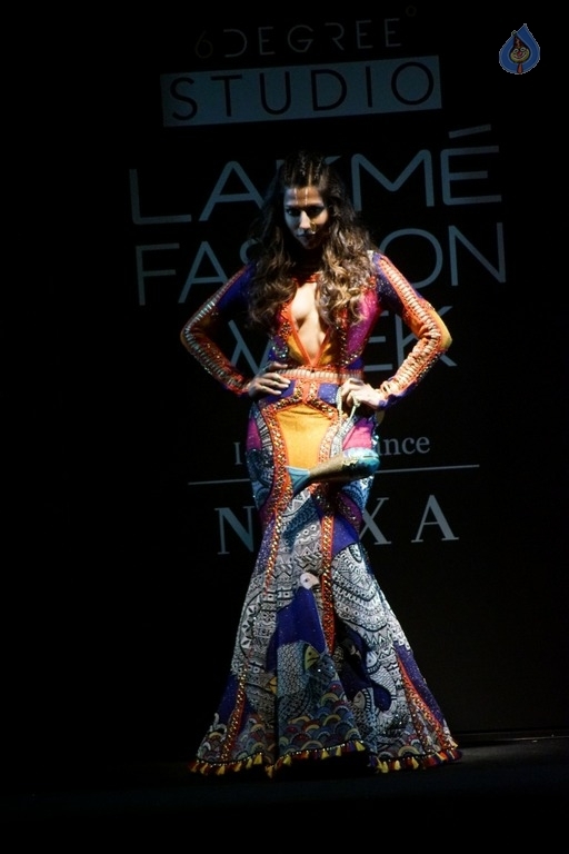 Chitrangada Singh Walks the Ramp at LFW 2017 - 19 / 27 photos