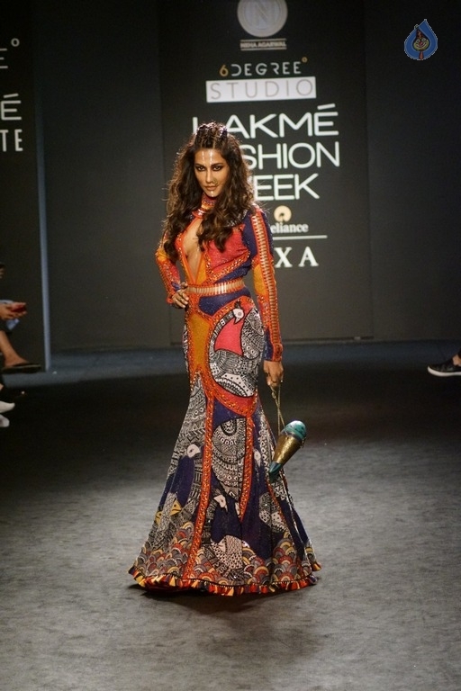 Chitrangada Singh Walks the Ramp at LFW 2017 - 20 / 27 photos