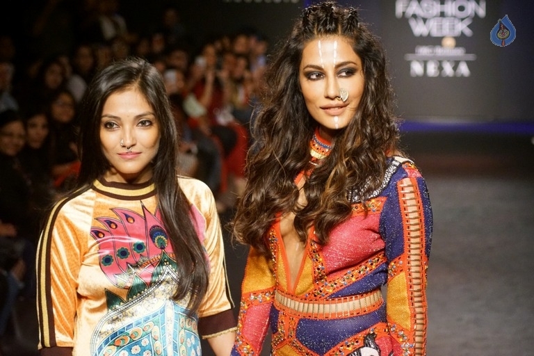 Chitrangada Singh Walks the Ramp at LFW 2017 - 22 / 27 photos