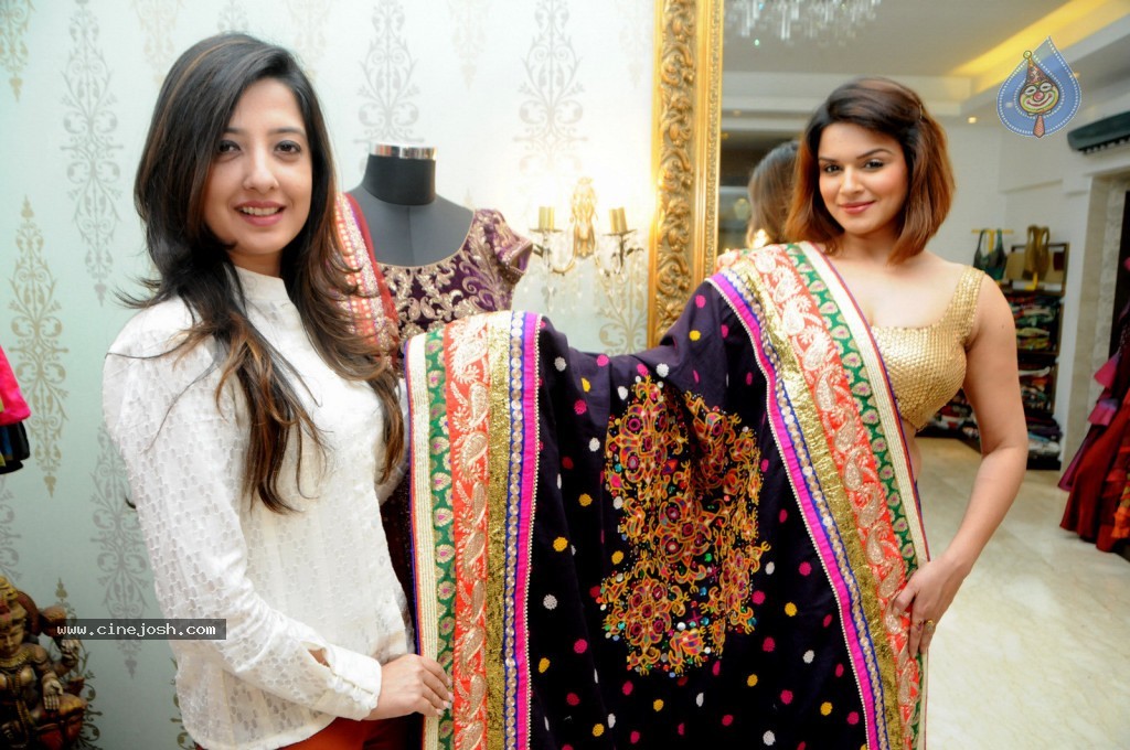 Couturier Amy Billimoria Unveils Unique Collection - 2 / 32 photos