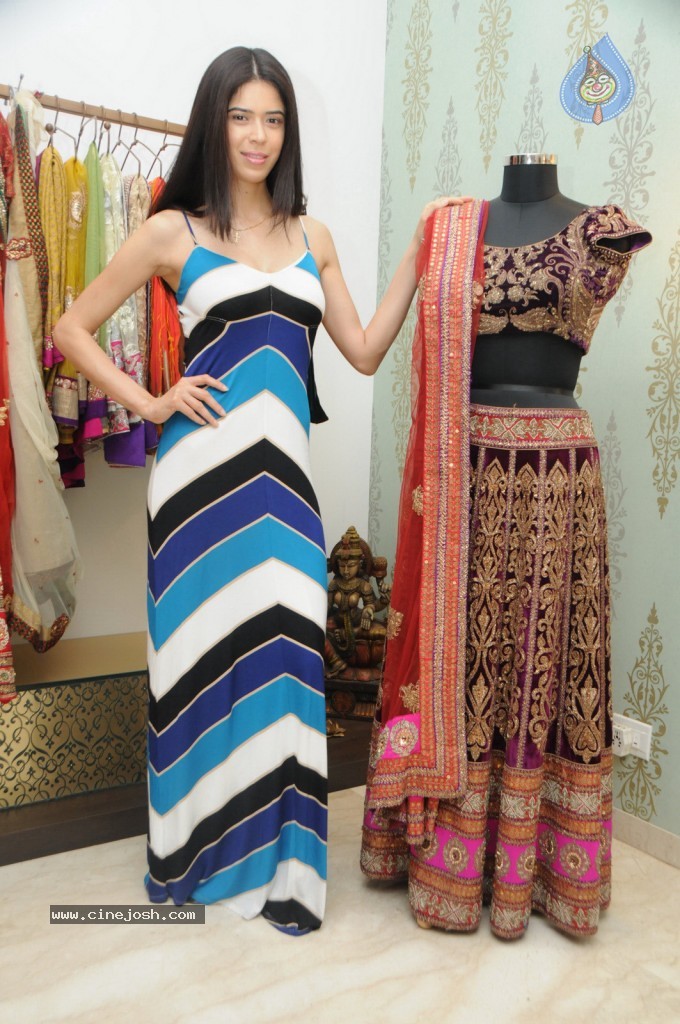 Couturier Amy Billimoria Unveils Unique Collection - 12 / 32 photos