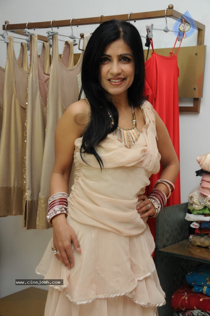 Couturier Amy Billimoria Unveils Unique Collection - 24 / 32 photos