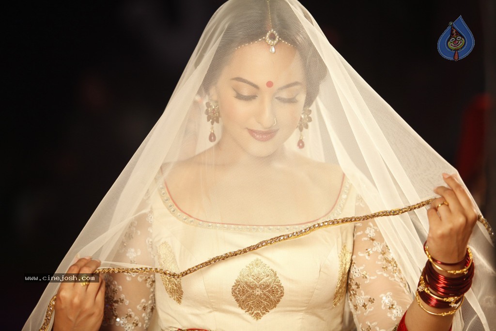 Dabangg 2 Movie Stills - 20 / 27 photos