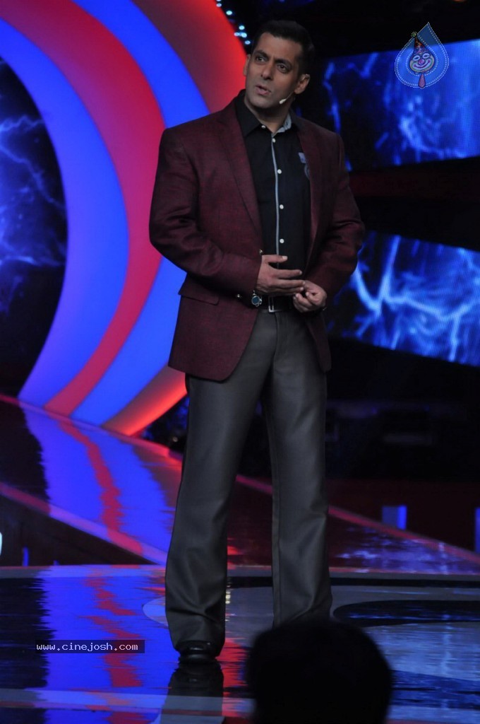 Dabangg 2 Promotion at Bigg Boss 6 Event - 39 / 57 photos