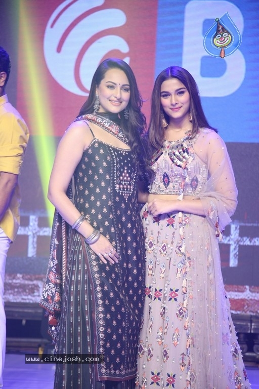 Dabangg 3 Movie Pre Release Event - 26 / 102 photos