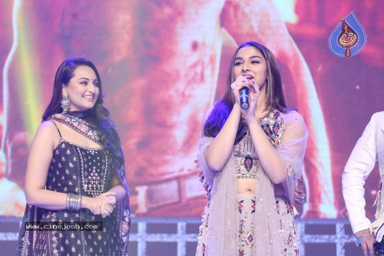 Dabangg 3 Movie Pre Release Event - 67 / 102 photos