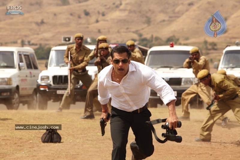 Dabangg Movie New Stills - 18 / 22 photos