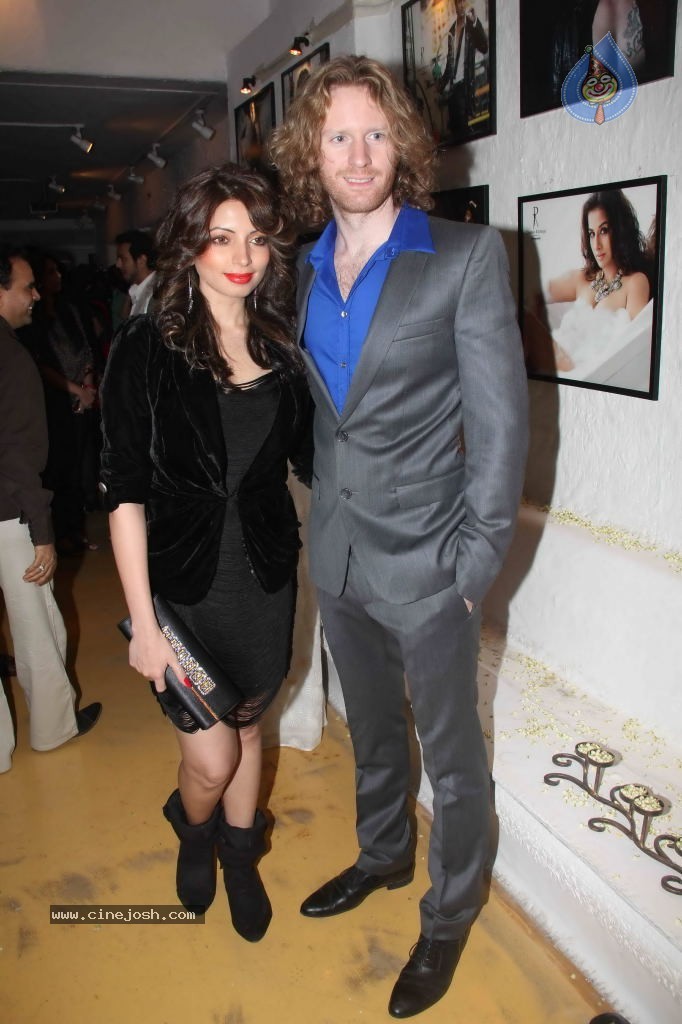 Dabboo Ratnani Calendar 2012 Launch - 67 / 150 photos