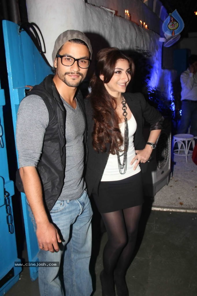 Dabboo Ratnani Calendar 2012 Launch - 119 / 150 photos