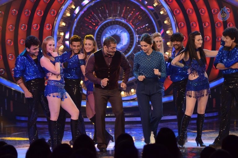 Deepika and Salman at Bigg Boss 9 House - 1 / 6 photos