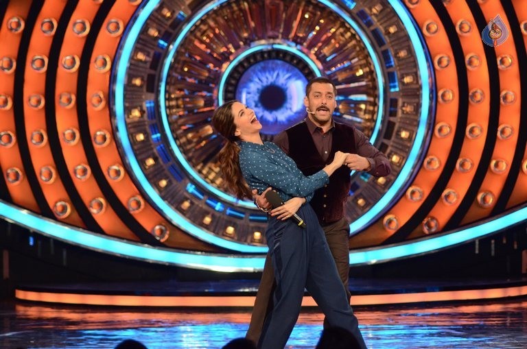 Deepika and Salman at Bigg Boss 9 House - 2 / 6 photos