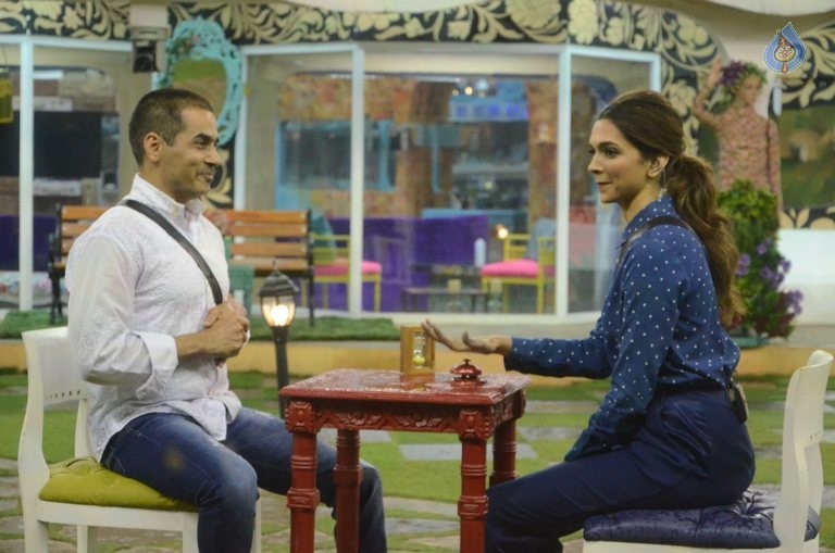 Deepika and Salman at Bigg Boss 9 House - 3 / 6 photos