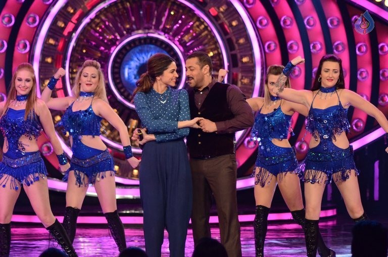 Deepika and Salman at Bigg Boss 9 House - 4 / 6 photos