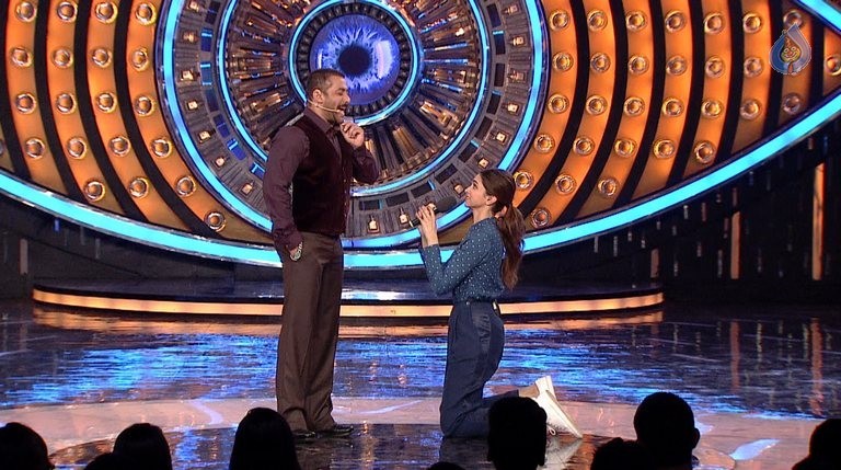 Deepika and Salman at Bigg Boss 9 House - 6 / 6 photos