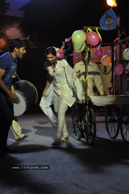 Deepika n Neil at Lafangey Parindey Media Meet - 24 / 43 photos