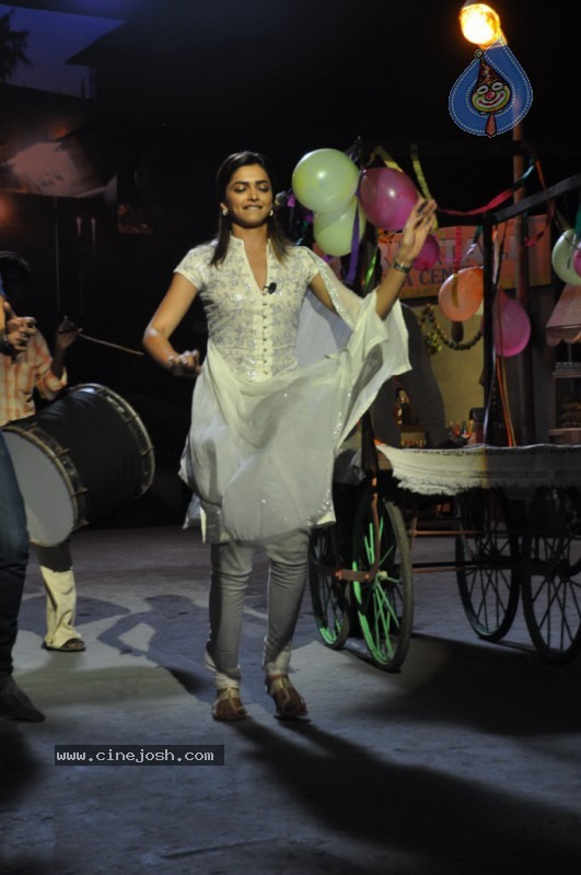 Deepika n Neil at Lafangey Parindey Media Meet - 30 / 43 photos