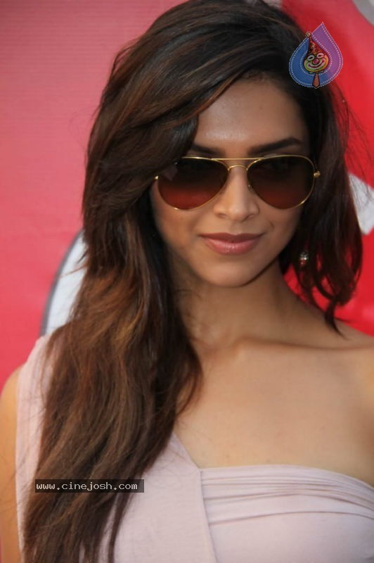 Deepika n Siddharth with Kingfisher Calendar Babes - 4 / 60 photos