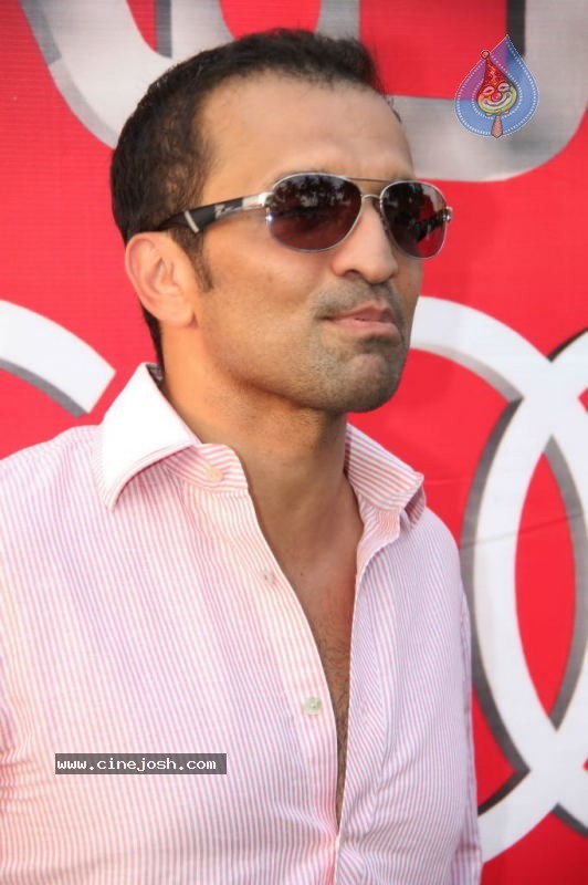 Deepika n Siddharth with Kingfisher Calendar Babes - 5 / 60 photos