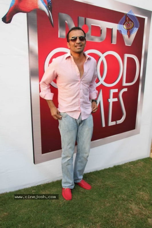 Deepika n Siddharth with Kingfisher Calendar Babes - 12 / 60 photos