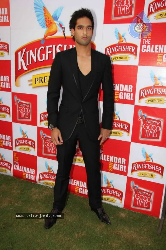 Deepika n Siddharth with Kingfisher Calendar Babes - 17 / 60 photos