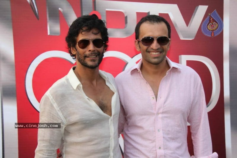 Deepika n Siddharth with Kingfisher Calendar Babes - 25 / 60 photos