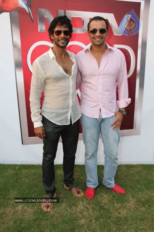 Deepika n Siddharth with Kingfisher Calendar Babes - 31 / 60 photos