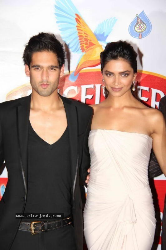 Deepika n Siddharth with Kingfisher Calendar Babes - 56 / 60 photos