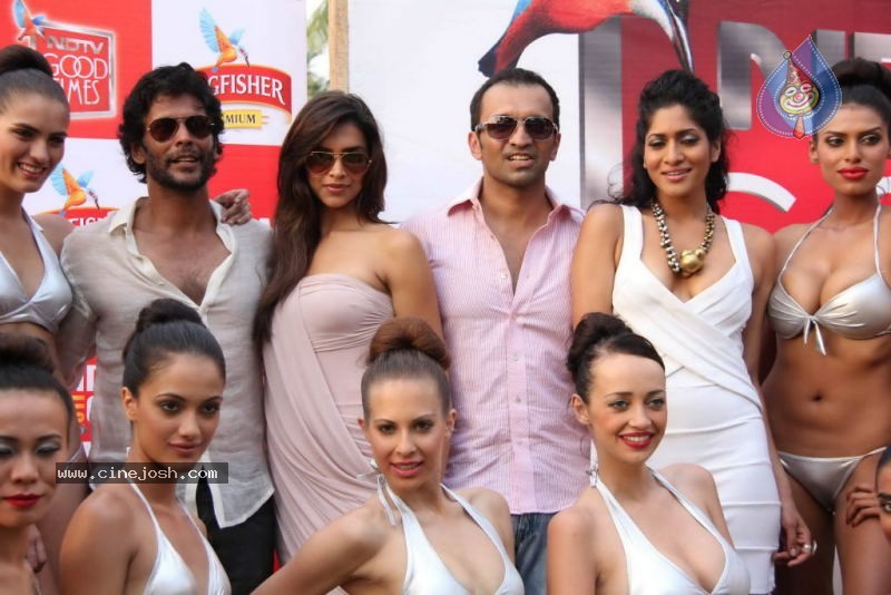 Deepika n Siddharth with Kingfisher Calendar Babes - 60 / 60 photos