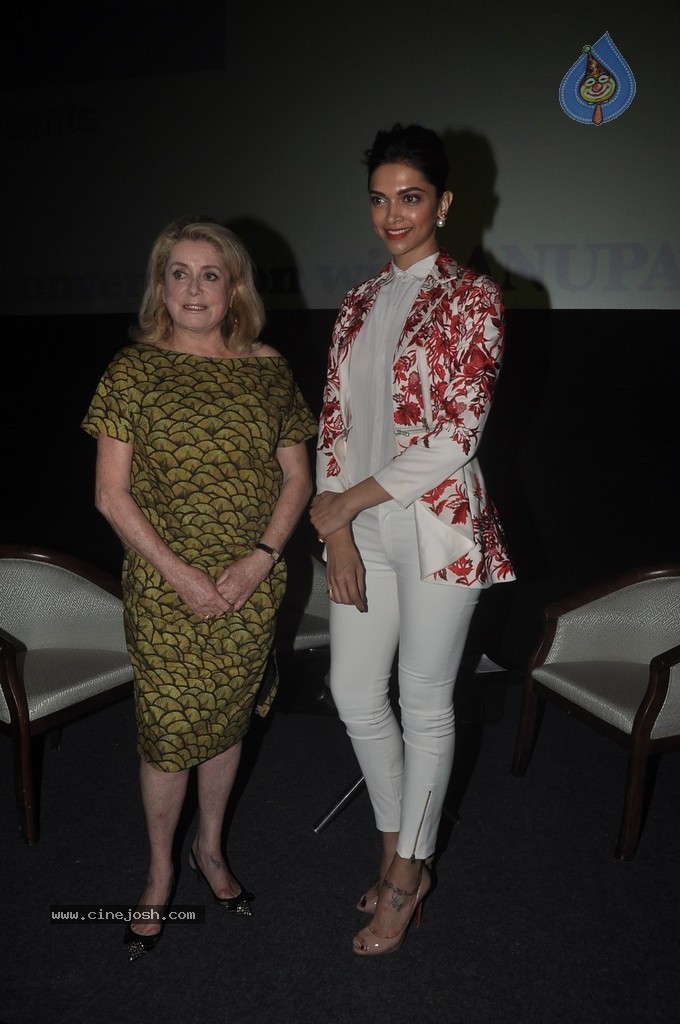Deepika Padukone at MFF 2014 - 38 / 41 photos