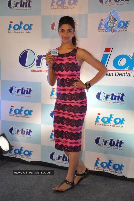Deepika Padukone at National Oral Health Event - 31 / 42 photos
