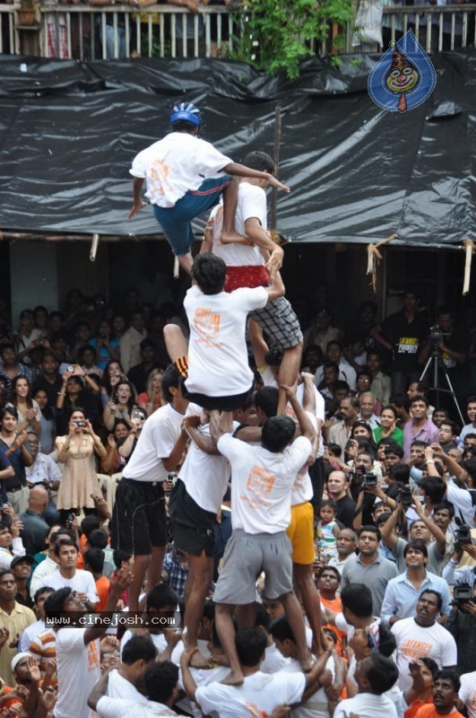 Deepika Padukone n Neil Celebrates Dahi Handi - 5 / 39 photos