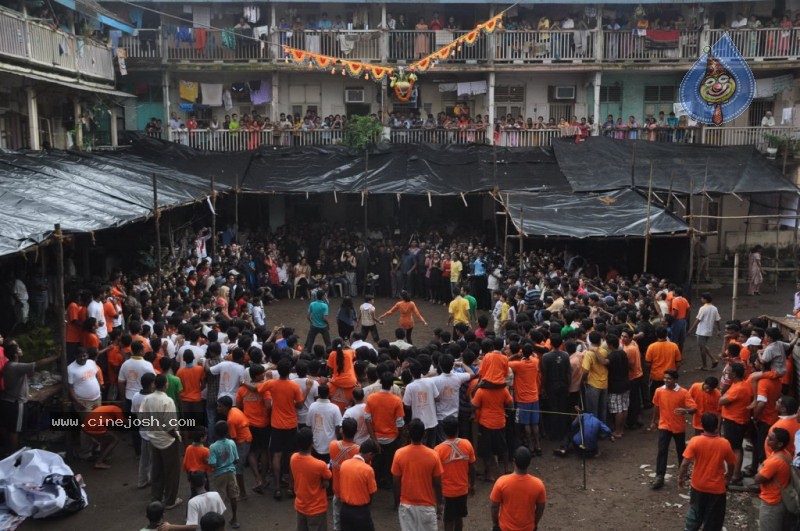 Deepika Padukone n Neil Celebrates Dahi Handi - 15 / 39 photos