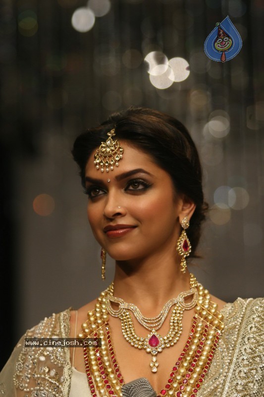 Deepika Padukone Ramp Walk at IIJW 2010 Stills - 1 / 155 photos