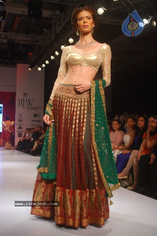 Deepika Padukone Ramp Walk at IIJW 2010 Stills - 19 / 155 photos