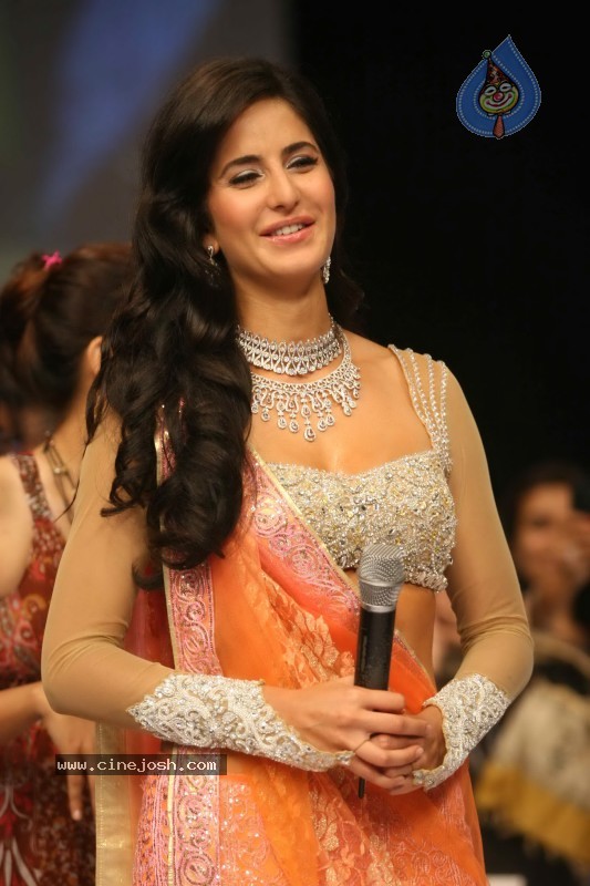 Deepika Padukone Ramp Walk at IIJW 2010 Stills - 20 / 155 photos