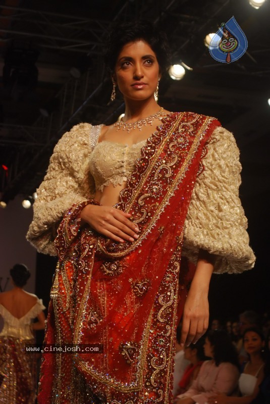 Deepika Padukone Ramp Walk at IIJW 2010 Stills - 21 / 155 photos