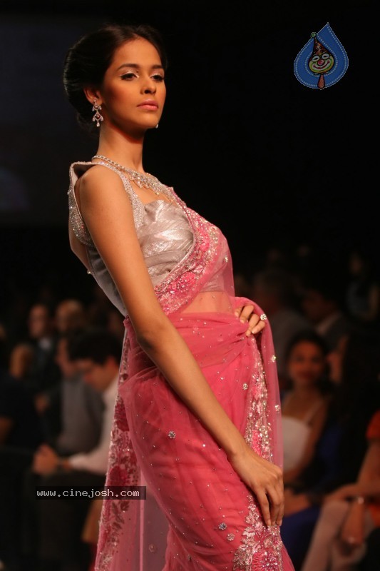 Deepika Padukone Ramp Walk at IIJW 2010 Stills - 26 / 155 photos