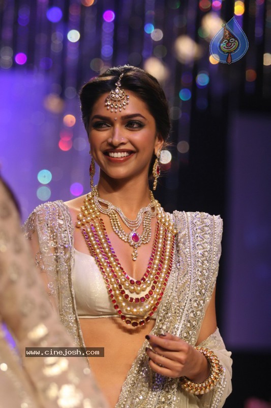 Deepika Padukone Ramp Walk at IIJW 2010 Stills - 27 / 155 photos