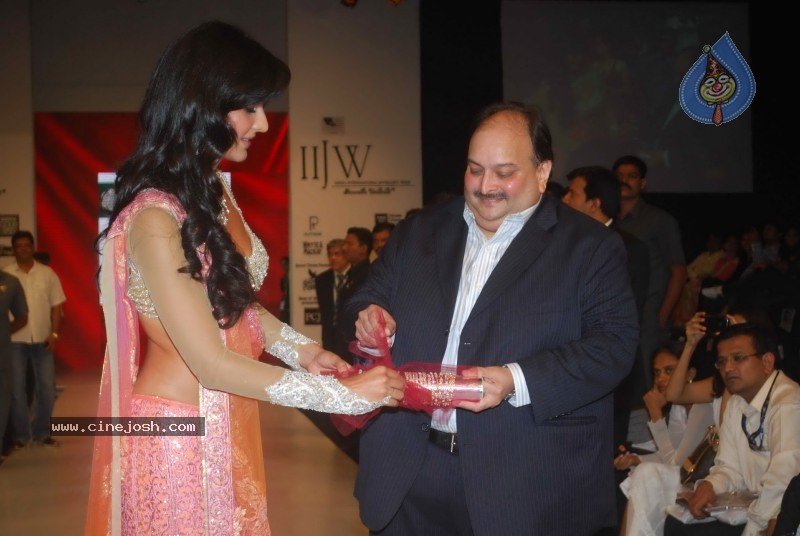 Deepika Padukone Ramp Walk at IIJW 2010 Stills - 46 / 155 photos