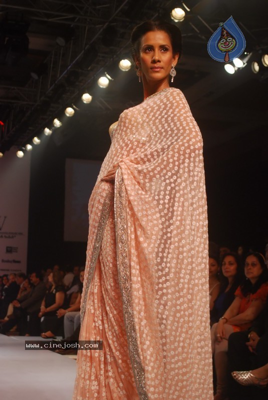 Deepika Padukone Ramp Walk at IIJW 2010 Stills - 86 / 155 photos