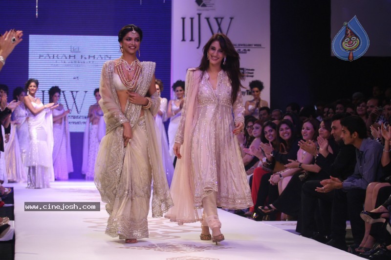 Deepika Padukone Ramp Walk at IIJW 2010 Stills - 91 / 155 photos